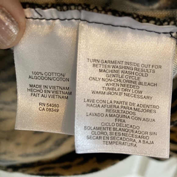 Animal Print Jones of New York 100% cotton turtleneck. Size L - Picture 4 of 4